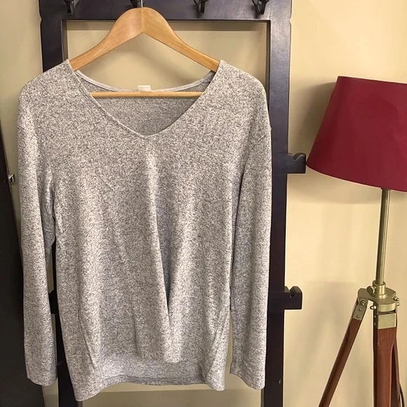H&M grey soft knit oversized, V neck top.Size S but can fit XL - Picture 7 of 7